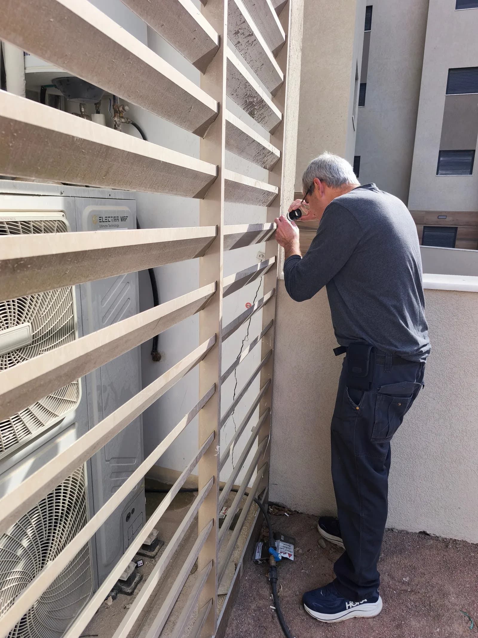 בדק בית הנדסי בדק בית הנדסי - איתור סדק בקיר חיצוני של מבנה מגורים, ליקוי בנייה קונסטרוקטיבי שאותר בבדיקה הנדסית מקצועית